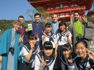 旅行 英語 修学 修学旅行に広島に行った時、そこに原爆ドームがありましたって英語でなんて言うの？